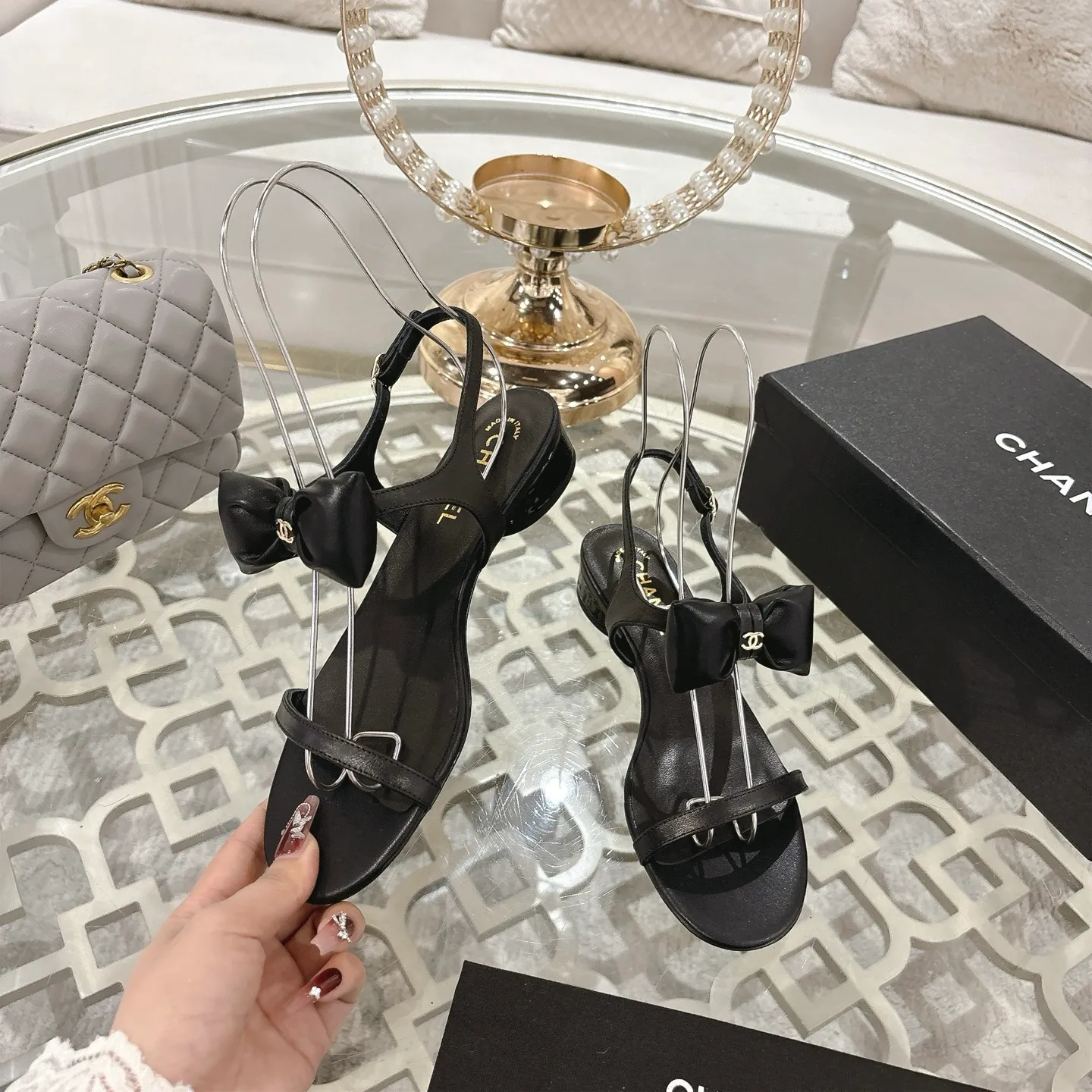 👟👟Ex-factory price 560👟👟 CHANEL 25ss spring and summer new counter top double C bow sandals. This classic design; bow with double C embellishment, playful and elegant, multiple color matching elements... Diversified mix and match is very beautiful and versatile, very light and comfortable on the feet, super delicate and elegant... ꫛꫀꪝ Go➫ Material: Upper: Original customized imported sheepskin Inner: Original custom-made sheepskin lining Outsole: Original custom-made Italian through-dyed genuine leather outsole Size: 35–40 (40 and 41 are custom-made and cannot be returned or exchanged)